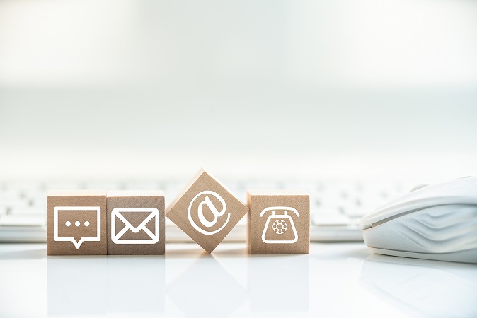 白い木の四角ブロック